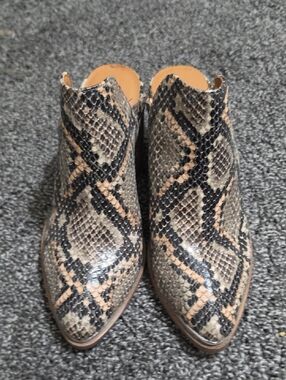 NWOT Report Women's Snakeskin Pointed Toe Mules in Tan and Black